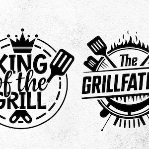 Może przedstawiać: Dwa czarno-białe projekty graficzne do grillowania. Jeden projekt mówi "King of the Grill" z koroną i narzędziami do grillowania. Drugi mówi "The Grillfather" z płomieniami i narzędziami do grillowania.