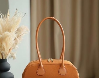 Elegant Minimalist Leather Baguette Bag – Timeless Everyday Luxury