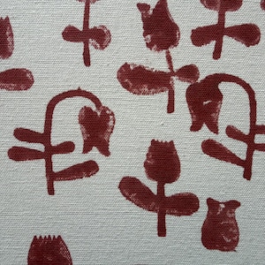 Peut inclure: Gros plan sur un tissu avec un motif répété de fleurs et de tiges marron stylisées sur un fond gris clair. Le motif a une esthétique peinte à la main, avec des formes et des tailles de fleurs variées.