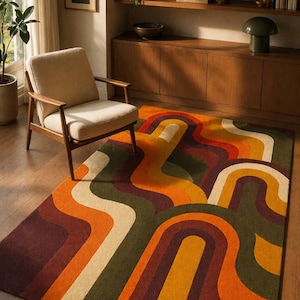 Könnte beinhalten: Ein farbenfroher Teppich mit Retro-Design. Der Teppich hat wellenförmige Streifen in Orange-, Gelb-, Grün- und Burgundertönen. Der Teppich liegt auf einem Holzboden, mit einem beigen Sessel und Holzregalen im Hintergrund.