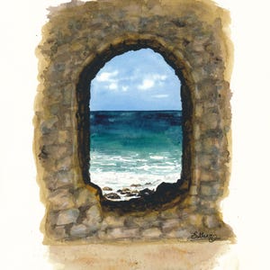 Puede incluir: Pintura a la acuarela de un arco de piedra que enmarca una vista del océano y el cielo. El arco está hecho de piedras rugosas y texturizadas en tonos marrones y beige. El océano es de un verde azulado profundo y el cielo es azul con nubes blancas. Firmado "Esther".