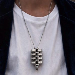 Collar de anillo modular de acero inoxidable, colgante con estilo industrial, joyería urbana unisex.