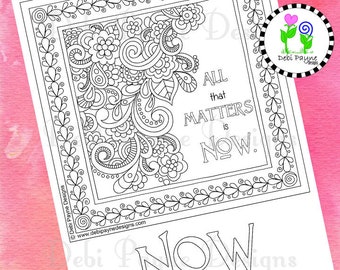 以下が含まれることがあります： 白黒の印刷可能な塗り絵ページ。花柄のデザインと「今が大切」という引用文が書かれています。