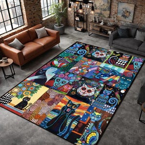 Op de afbeelding: Een groot, kleurrijk vloerkleed met een patchwork-ontwerp met gestileerde kattenillustraties. Het vloerkleed bevat verschillende patronen en levendige kleuren, waaronder blauw, groen en oranje, waardoor een grillige en artistieke esthetiek ontstaat. Het vloerkleed bevindt zich in een woonkamer.