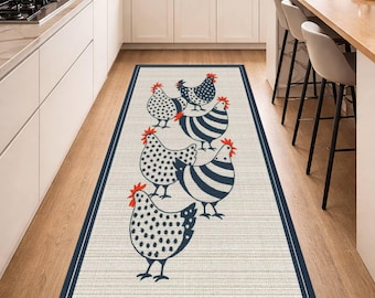 Può includere: Un tappeto da cucina rettangolare con un motivo ripetuto di galline stilizzate blu navy e bianche. Le galline hanno creste rosse e sono su uno sfondo beige chiaro. Il tappeto ha un bordo blu navy.