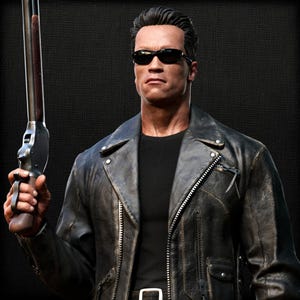 Könnte beinhalten: Figur einer Person mit Sonnenbrille, einem schwarzen Rippen-Shirt und einer schwarzen Lederjacke, die ein Gewehr hält. Die Figur hat dunkles Haar und einen ernsten Gesichtsausdruck. Die Jacke hat einen Reißverschluss und silberne Nieten.