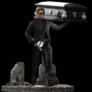 Könnte beinhalten: Figur einer Person in schwarzer Kleidung und Sonnenbrille, die einen schwarzen Sarg trägt. Die Figur steht auf einem Steinsockel mit einer zerbrochenen Steinstruktur auf der linken Seite. Der Hintergrund ist schwarz.