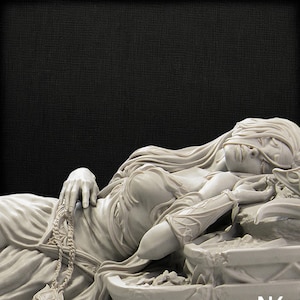 Può includere: Scultura in marmo bianco di una figura reclinata con una benda sugli occhi, lunghi capelli fluenti e abiti drappeggiati. La figura è appoggiata su una struttura in pietra, tenendo una collana di perline. Lo sfondo è scuro e strutturato.