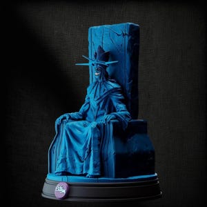 Peut inclure: Figurine bleue représentant une figure assise sur un trône. La figurine porte un chapeau et un long manteau, avec un visage souriant. Le trône est détaillé avec des fissures et des textures. Un logo violet et blanc est à la base.