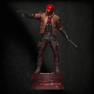 Könnte beinhalten: Eine Red Hood-Figur mit rotem Helm und brauner Jacke steht auf einem detaillierten Sockel. Die Figur hält eine Pistole und ein Brecheisen. Der Sockel ist dunkelrot, und die Figur trägt schwarze Hose und Stiefel.