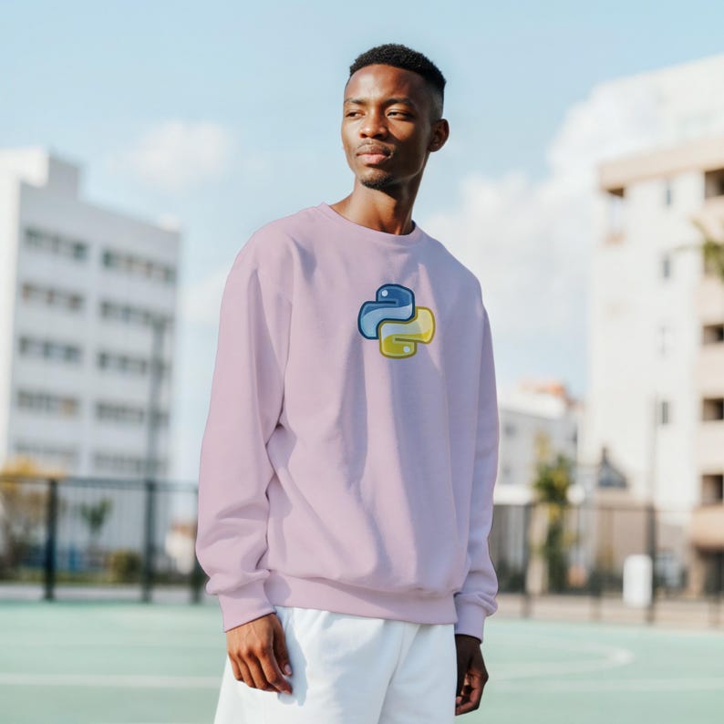 K&ouml;nnte beinhalten: Helllila Sweatshirt mit dem Python-Logo in Blau und Gelb. Das Python-Logo befindet sich mittig auf der Brust. Das Sweatshirt ist ein Rundhals-Modell und aus weichem Material.