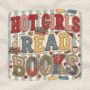 Può includere: Un design quadrato e trapuntato con il testo "HOT GIRLS READ BOOKS" in stile patchwork. Il design include libri, cuori, fiori e una tazza di caffè, il tutto su uno sfondo a righe.