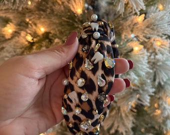 Tiara com pedra preciosa em forma de dente