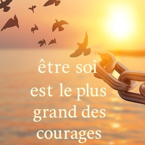 Peut inclure: Image inspirante avec un coucher de soleil sur l'eau, des oiseaux en vol en silhouette. Une chaîne est au premier plan, et le texte français "être soi est le plus grand des courages" est affiché en blanc.