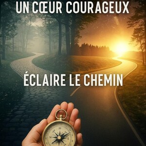 Puede incluir: Una brújula de latón vintage sostenida en una mano, con el texto "UN COEUR COURAGEUX ÉCLAIRE LE CHEMIN" arriba. El fondo muestra un camino sinuoso a través de un bosque y una puesta de sol.