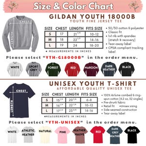 K&ouml;nnte beinhalten: Gr&ouml;&szlig;en- und Farbtabelle f&uuml;r Gildan Jugend- und Unisex-T-Shirts. Die Tabelle enth&auml;lt Brust- und L&auml;ngenma&szlig;e in Zoll f&uuml;r die Gr&ouml;&szlig;en S, M und L. Verf&uuml;gbare Farben sind Wei&szlig;, Sportgrau, Waldgr&uuml;n, Rot, Bordeaux, Dunkelgrau und Schwarz.