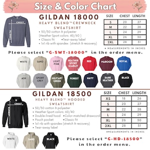 K&ouml;nnte beinhalten: Gr&ouml;&szlig;en- und Farbtabelle f&uuml;r Gildan 18000 Crewneck und 18500 Kapuzen-Sweatshirts. Enth&auml;lt Farbmuster in Wei&szlig;, Sand, Pink, Rot, Marineblau und mehr. Die Gr&ouml;&szlig;entabelle zeigt Brust- und L&auml;ngenma&szlig;e in Zoll f&uuml;r die Gr&ouml;&szlig;en S bis 2XL.