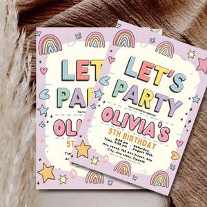以下が含まれることがあります： 明るい紫色の縁取りのある2つのパーティー招待状で、カラフルな文字で「LET'S PARTY」というテキストが特徴です。招待状は虹、星、ハートで飾られており、「OLIVIA'S」と「5TH BIRTHDAY」という名前が含まれています。