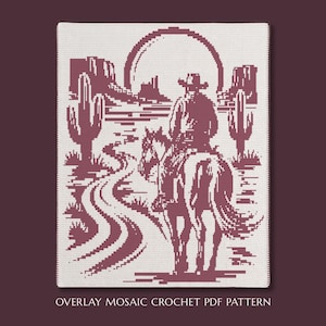 Puede incluir: Un patrón de ganchillo rectangular con un diseño en color granate oscuro sobre fondo blanco. La imagen muestra a un jinete a caballo en un camino sinuoso, rodeado de cactus y formaciones rocosas desérticas bajo un gran sol. Texto: OVERLAY MOSAIC CROCHET PDF PATTERN.