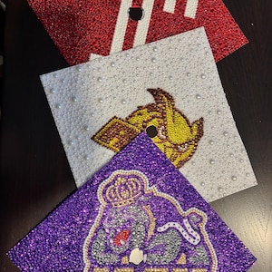 Cappelli di laurea decorati con strass
