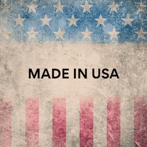 Op de afbeelding: Een grafisch ontwerp met de tekst MADE IN USA in dikke, zwarte hoofdletters, gecentreerd over een verweerde, getextureerde achtergrond van de Amerikaanse vlag met blauwe sterren bovenaan en vervaagde rode en witte verticale strepen.