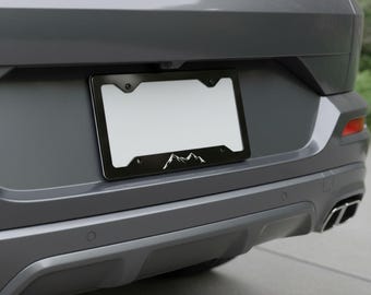 Marco para matrícula con diseño de montaña, soporte minimalista para matrícula de coche, marco decorativo para camioneta o SUV, regalo para aventuras al aire libre, accesorio de metal brillante para automóvil.