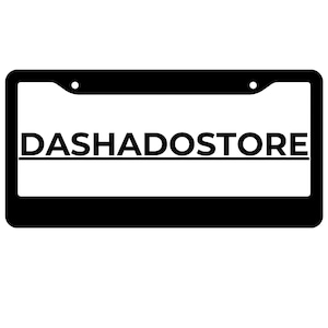 Op de afbeelding: Een rechthoekige zwarte kentekenplaathouder met een stevige rand en twee montagegaten aan de bovenkant. Het woord DASHADOSTORE is in vette, zwarte, schreefloze hoofdletters in het midden van het frame op een witte achtergrond gedrukt.