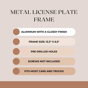 Op de afbeelding: Een metalen kentekenplaathouder met de volgende specificaties: aluminium met een glanzende afwerking, framegrootte 31,24 cm bij 16,51 cm, voorgeboorde gaten, schroeven niet inbegrepen, past op de meeste auto's en vrachtwagens.
