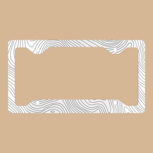Op de afbeelding: Een rechthoekige kentekenplaathouder met een witte achtergrond en een zwart topografisch lijnpatroon. Het frame heeft vier ronde montagegaten op de hoeken, ontworpen om een standaard voertuigkentekenplaat stevig op zijn plaats te houden.