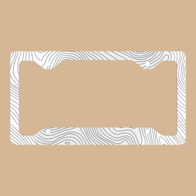 Op de afbeelding: Een rechthoekige kentekenplaathouder met een witte achtergrond en een zwart topografisch lijnpatroon. Het frame heeft vier ronde montagegaten op de hoeken, ontworpen om een standaard voertuigkentekenplaat stevig op zijn plaats te houden.