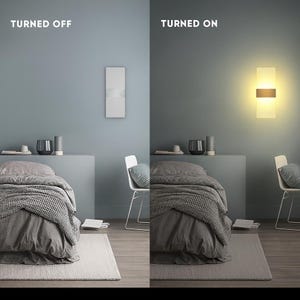 K&ouml;nnte beinhalten: Eine moderne Wandleuchte, die im ausgeschalteten und eingeschalteten Zustand gezeigt wird, beleuchtet ein Schlafzimmer. Die Leuchte hat ein rechteckiges Design aus Milchglas mit einem horizontalen braunen Akzent. Der Text "TURNED OFF" und "TURNED ON" wird angezeigt.