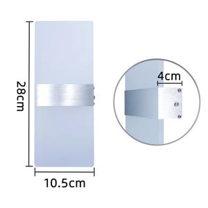K&ouml;nnte beinhalten: Moderne Wandleuchte mit einer Platte aus Milchglas und einem Akzent aus geb&uuml;rstetem Metall. Die Leuchte ist 28 cm hoch und 10,5 cm breit. Das Metallband ist 4 cm breit.