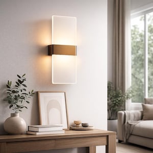 K&ouml;nnte beinhalten: Moderne Wandleuchte mit rechteckigem, mattiertem Glasschirm, unterteilt durch ein horizontales Band in Bronzefarbe. Die Leuchte ist an einer wei&szlig;en Wand montiert und wirft ein warmes Licht. Das Design ist minimalistisch und elegant, geeignet f&uuml;r Innenbeleuchtung.