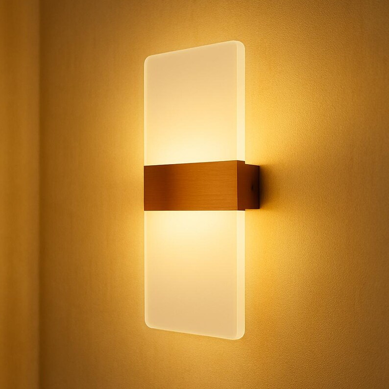 K&ouml;nnte beinhalten: Moderne Wandleuchte mit rechteckigem, mattiertem Glasschirm. Ein horizontales braunes Holzband befindet sich in der Mitte des Schirms. Die Leuchte strahlt ein warmes, einladendes Licht aus. An einer beigen Wand befestigt.