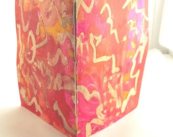 Livret artisanal, couverture peinte technique mixte, finition cire, 19 x 13,5 cm, 16 pages recto verso