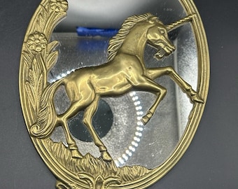 Specchio da parete vintage di metà secolo in ottone massiccio con decorazione a unicorno e motivi floreali.