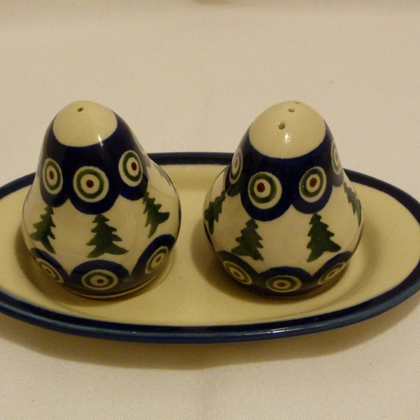 Hand Made Polish Pottery Salt & Pepper Shakers With Tray By Zaklady Ceramiczne Boleslawiec Peacock Eyes Pattern