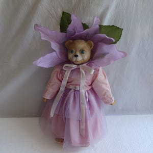 Goebel Dolls of Distinction di Betty Jane Carter 1997 Edizione limitata #358/750 Serie Animali Bambola Orsetto Vestito e Cappello Rosa e Viola