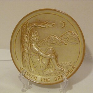 Frankoma Pottery Tonåringar i Bibeln Serie "Josef Drömmaren" 1981 Tallrik Signerad av Joniece Frank