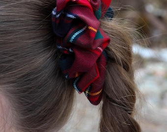 Elástico de cabelo xadrez de Quebec, um acessório retrô para cabelo.