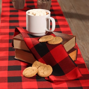 Camino de mesa navideño con cuadros de búfalo rojos y negros, adorno de leñador con cuadros de búfalo rojos y negros, decoración navideña estilo cottagecore.