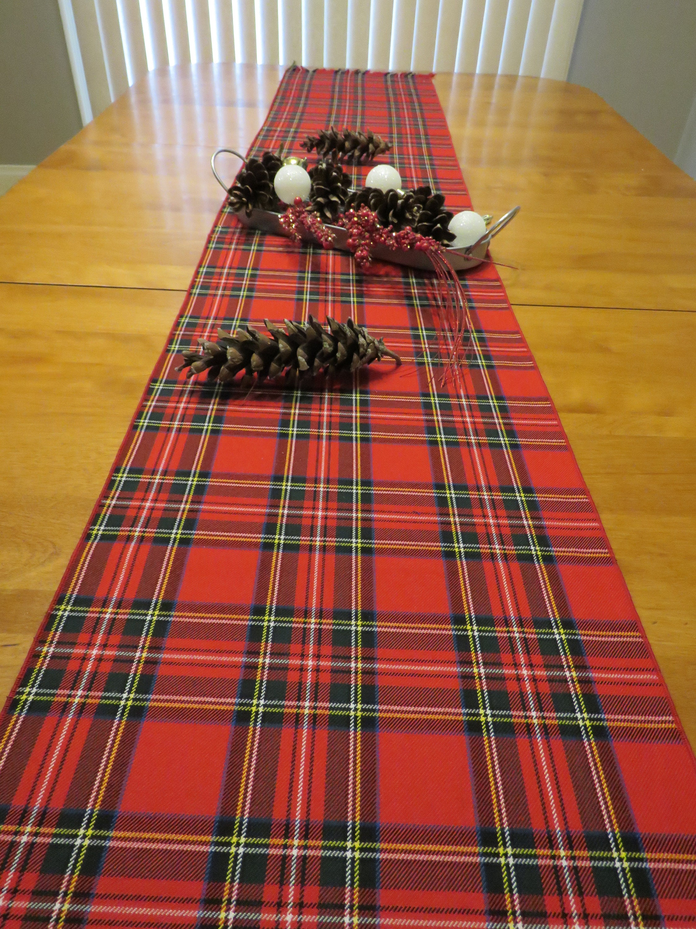 Chemin de table de Noël champêtre en tartan rouge et passementerie