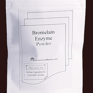 Puede incluir: Una bolsa blanca con el texto "Bromelain Enzyme Powder" y la marca "SkincareClue". La bolsa también incluye el texto "Active Ingredients Cosmetic Grade" y la dirección de correo electrónico skincareClue@yahoo.com.