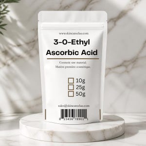Może przedstawiać: Biała torebka typu stand-up zawierająca surowiec kosmetyczny 3-O-Ethyl Ascorbic Acid. Etykieta zawiera stronę internetową www.skincareclue.com, opcje wagowe 10g, 25g i 50g z polami wyboru, adres e-mail sales@skincareclue.com oraz kod kreskowy.