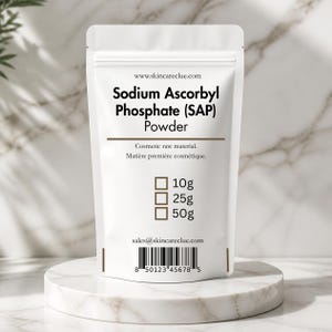 Może przedstawiać: Biała torebka typu stand-up zawierająca proszek Sodium Ascorbyl Phosphate (SAP). Etykieta zawiera tekst www.skincareclue.com, cosmetic raw material oraz pola wyboru dla 10g, 25g i 50g. Na dole znajduje się kod kreskowy i sales@skincareclue.com.