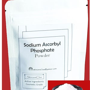 Op de afbeelding: Wit zakje met de tekst "Sodium Ascorbyl Phosphate Powder" en het merk "Skincare Clue". Een kleine inzet toont een zwarte kom gevuld met wit poeder. Het product is van cosmetische kwaliteit.