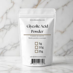 Puede incluir: Una bolsa blanca vertical que contiene polvo de ácido glicólico. La etiqueta muestra el texto www.skincareclue.com, Glycolic Acid Powder, Cosmetic raw material, y casillas para 5g, 10g y 25g. Incluye una dirección de correo y un código de barras.
