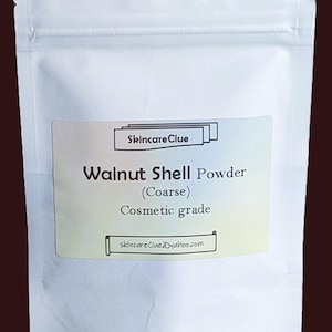 Puede incluir: Bolsa blanca con una etiqueta que dice "Skincare Clue" y "Walnut Shell Powder (Coarse) Cosmetic grade". La etiqueta también incluye "skincareClue@yahoo.com". La bolsa está sellada en la parte superior, para cosméticos.