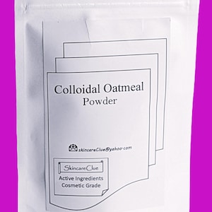 Könnte beinhalten: Ein weißer, wiederverschließbarer Beutel mit einem Stapel weißer Etiketten. Auf dem oberen Etikett steht "Colloidal Oatmeal Powder". Unter dem Text befindet sich die E-Mail-Adresse skincareClue@yahoo.com. Auf dem unteren Etikett steht "Skincare Clue Active Ingredients Cosmetic Grade."