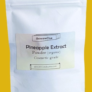 Puede incluir: Bolsa blanca con una etiqueta que dice "SkincareClue Pineapple Extract Powder (organic) Cosmetic grade" y "skincareClue@yahoo.com" sobre un fondo amarillo.